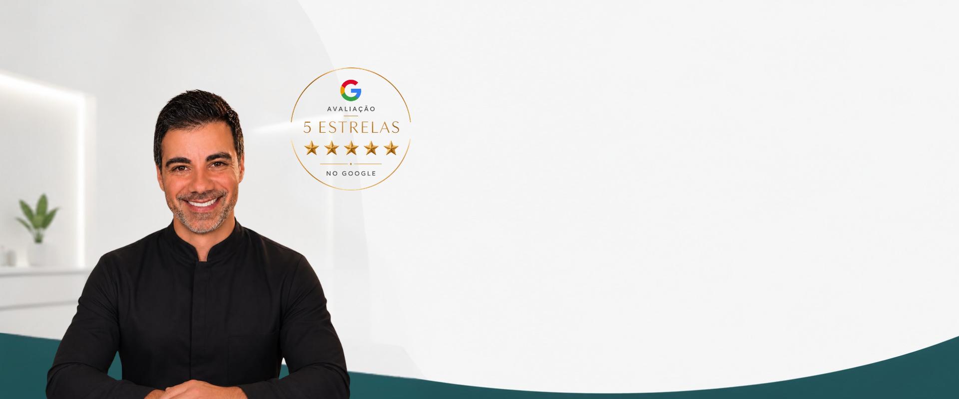 Dr. Ciro Capitani, cirurgião-dentista em Santos/SP, sorrindo de camisa preta em consultório moderno, selo de avaliação 5 estrelas no Google, fundo branco com curvas em verde-petróleo, composição horizontal de banner profissional