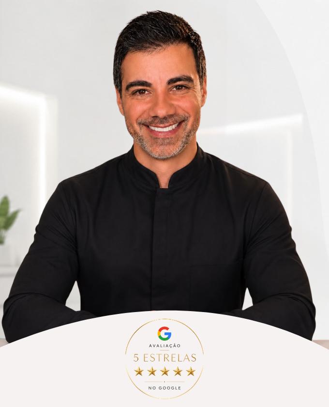 Dr. Ciro Capitani sorrindo de camisa preta em consultório moderno de fundo branco, selo de avaliação 5 estrelas no Google, banner vertical para celular